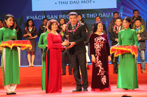 Đại diện Becamex Thủ Dầu Một nhận Giải thưởng Khách sạn phục vụ hội nghị nhiều nhất năm 2018